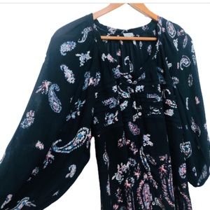 Ecote Urban Outfitters top with 3/4” inch sleeve.